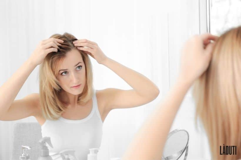 mujer con entradas en el cabello