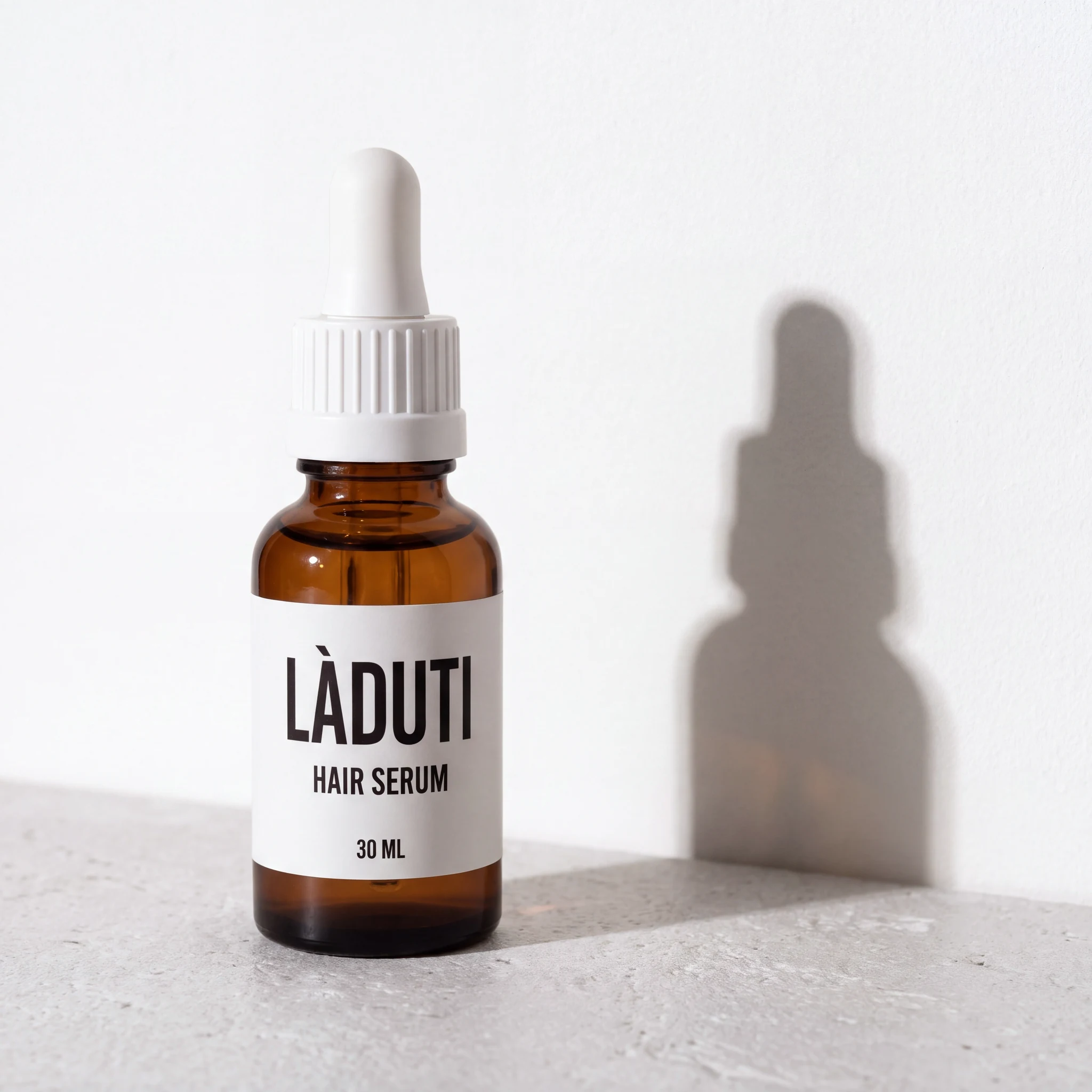 Laduti Hair Serum, 30-ml-Braunglasflasche mit Pipette im Tageslicht