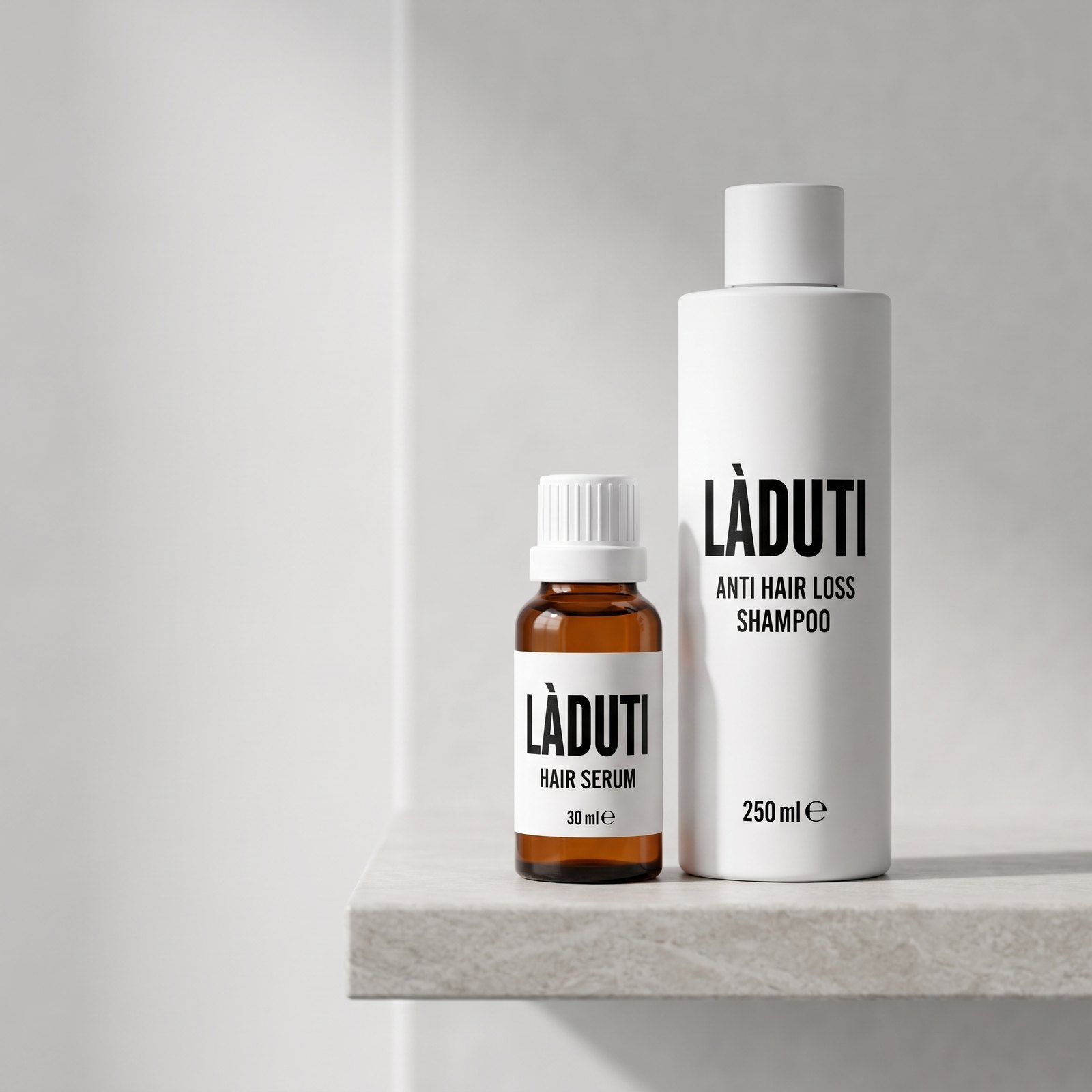 Laduti Hair Serum en Anti Hair Loss Shampoo op een badkamerplankje